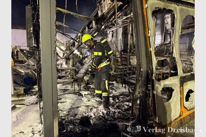 Foto: Feuerwehren Hattersheim
Einsatzkräfte im ausgebrannten Imbissstand.