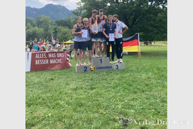 Foto: Alexandra Cebulla
Jorris Müller (2.v.l.) freut sich über den Vizemeistertitel.