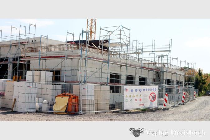 Foto: gus
Der Rohbau des neuen Wickerer Feuerwehrhauses nähert sich der Fertigstellung.
