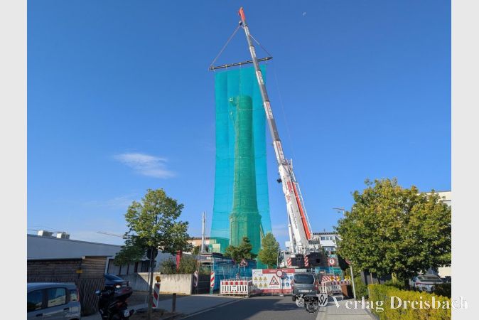 Foto: mpk
Der verhüllte Sarotti-Schornstein während des Teilrückbaus. Es ist mittlerweile gut zu erkennen, dass das Bauwerk nicht mehr die alte Größe aufweist.