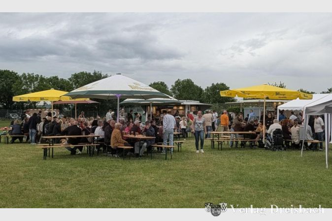Foto: nab
Blick auf das Festgelände des TV Wicker beim traditionellen Picknick am Prälat-Müller-Weg. Zahlreiche Besucherinnen und Besucher nutzten das Angebot an drei Festtagen.