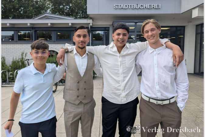 Foto: nab
Verschiedene Wege: Nach dem Abschluss starten auch diese vier Jugendlichen in unterschiedliche Richtungen – in Ausbildung, Freiwilliges Soziales Jahr oder weiterführende Schulen.