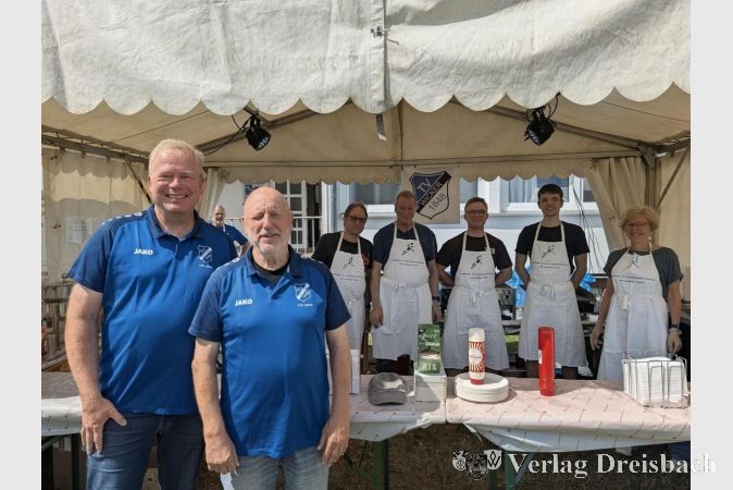 Foto: nab
TV Wicker Vorsitzende Karsten Sell (l.) und Norbert Schleith beim Picknick auf dem Vereinsgelände. Im Hintergrund packten zahlreiche Helferinnen und Helfer mit an.