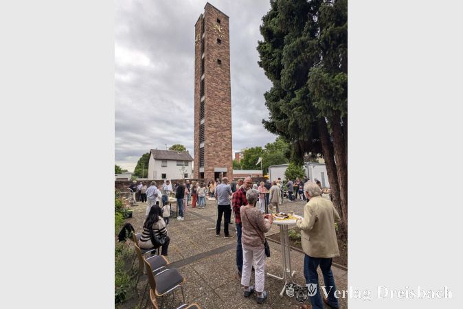 Foto: nab
Beim Umtrunk im Innenhof von St. Josef kamen die Besucher nach dem Festgottesdienst zusammen. Im Hintergrund erinnert der Turm an die lange Geschichte des Kirchorts.