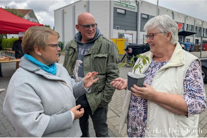 Foto: nab
Tomaten mit Geschichte: Irmgard Dannhäuser (r.) zieht die Pflanzen selbst und gab den Käuferinnen und Käufern beim Verkauf auch Pflegetipps mit.