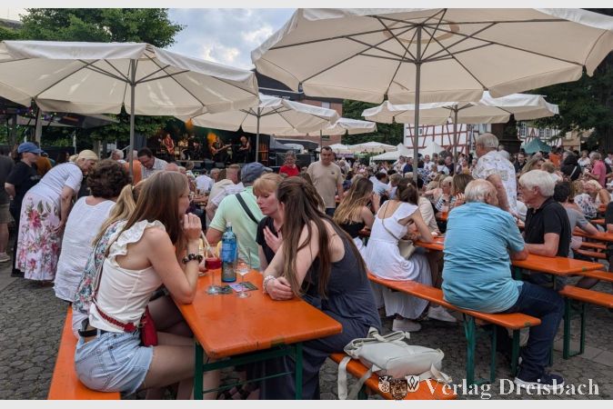 Foto: nab
Festplatz bei Tag: Die Sonnenschirme spenden Schatten auf dem Gallusplatz und machen deutlich, wie heiß der Auftakt des Sommerfestes war.