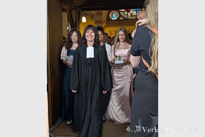 Foto: nab
Die Konfirmandinnen und Konfirmanden gemeinsam mit Pfarrerin Inghild Klodt beim Auszug aus Kirche.