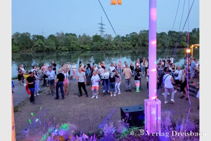 Foto: nab
Schon am frühen Abend wurde vor dem Bootshaus getanzt.