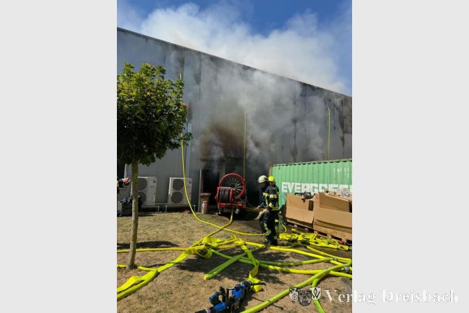 Foto: Gemeinde
Über 25 Stunden lang wurde das Feuer in einer Lagerhalle des Möbel- und Einrichtungshauses bekämpft.