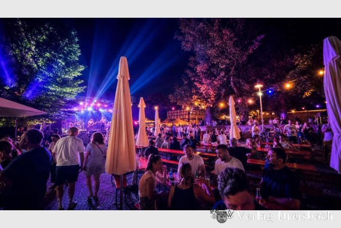 Foto: Olaf Engelter
Festplatz bei Nacht: Im Licht des Festplatzes wird der Gallusplatz am Abend zum geselligen Treffpunkt rund um St. Gallus.