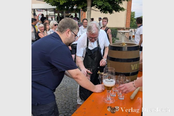 Foto: nab
Bürgermeister Bernd Blisch eröffnete das Flörsheimer Sommerfest am Freitag mit dem traditionellen Fassanstich.
