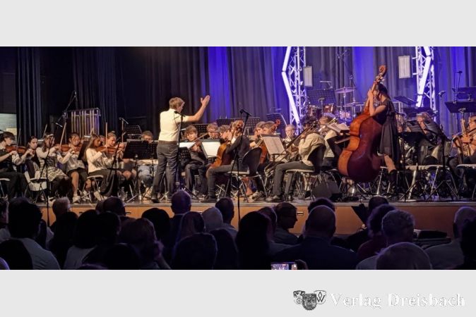 Foto: nab
Volle Bühne, voller Saal: Mehr als 700 Gäste verfolgten das Sommerkonzert des Graf-Stauffenberg-Gymnasiums in der Schulaula.
