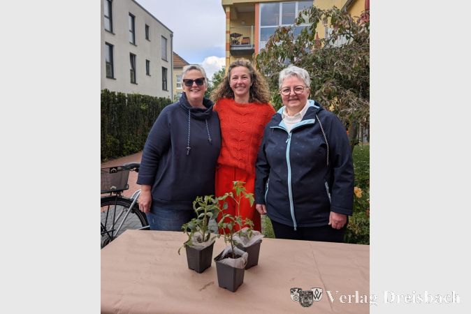Foto: nab
Hospizleiterin Cynthia Dönges (Mitte.) zeigte sich überwältigt vom Erfolg der Pflanzenaktion: 1350 Euro kamen für die Lebensbrücke zusammen.