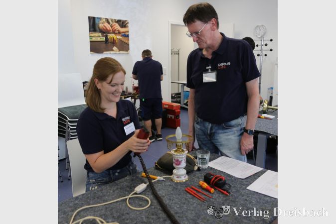 Foto: pm
Alexandra Glotzbach und Ralf Schoßland bei der Reparatur eines Haarschneiders.