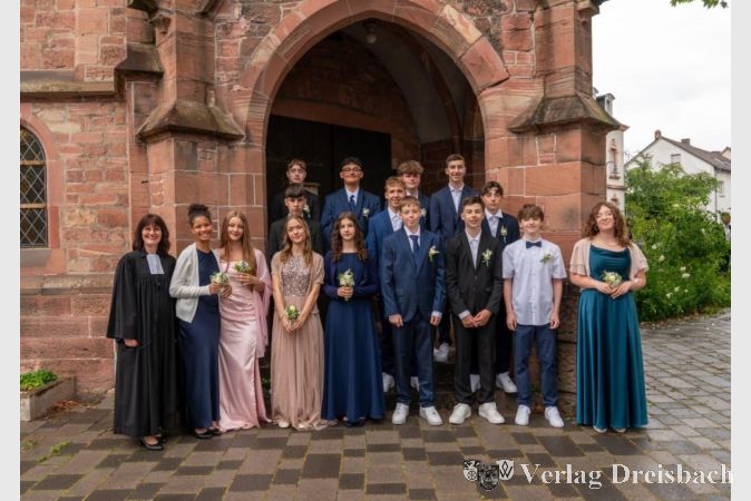 Foto: Vanessa Lutz Photography
Die Konfirmandinnen und Konfirmanden der Evangelischen Kirchengemeinde Flörsheim und Weilbach vor der Kirche gemeinsam mit Pfarrerin Inghild Klodt.