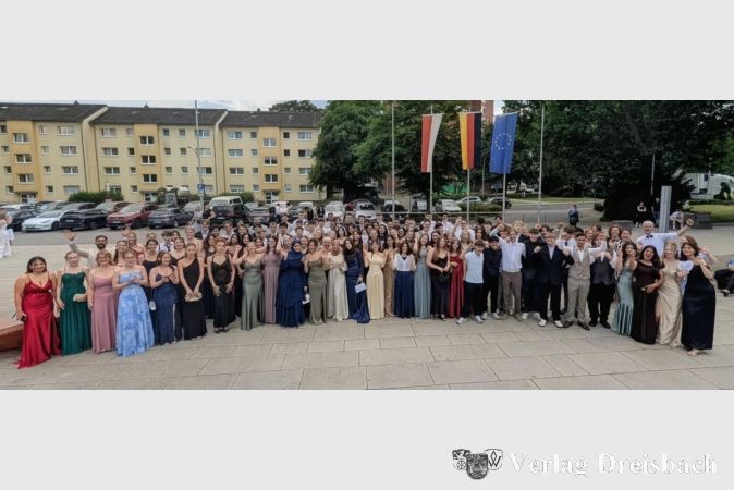 Foto: nab
Alle zusammen: Die Absolventinnen und Absolventen der Sophie-Scholl-Schule wurden bei der Abschlussfeier in der Flörsheimer Stadthalle feierlich verabschiedet.