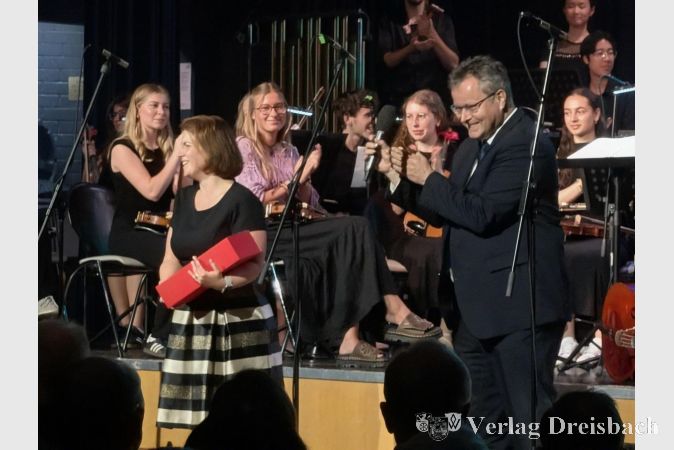 Foto: nab
Unter der Gesamtleitung von Katrin Pons (l.). präsentierten die Ensembles des Graf-Stauffenberg-Gymnasiums ein abwechslungsreiches Programm von Klassik bis Pop.
