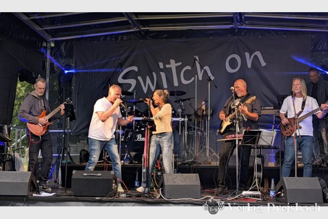 Foto: nab
Die Band „Switch On“ sorgte am Samstagabend mit Classic Rock für Stimmung auf dem Festgelände des TV Wicker.
