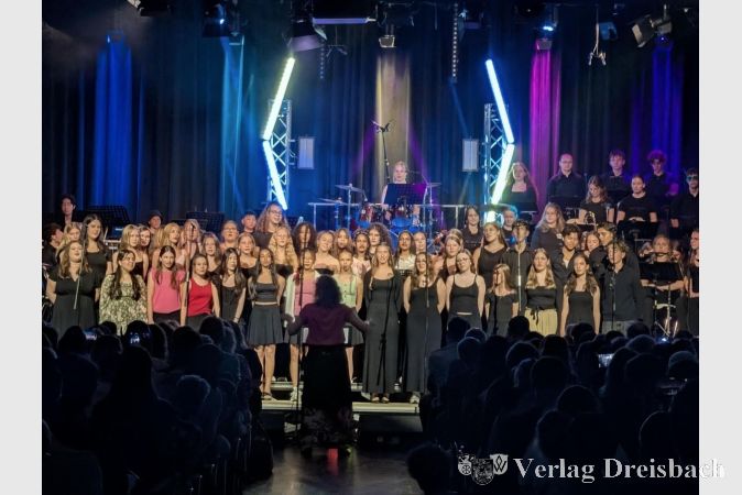 Foto: nab
Die Schülerinnen und Schüler der Klassen 7 bis 13 zeigten beim Sommerkonzert des Graf-Stauffenberg-Gymnasiums die ganze Bandbreite der musikalischen Arbeit an der Schule.