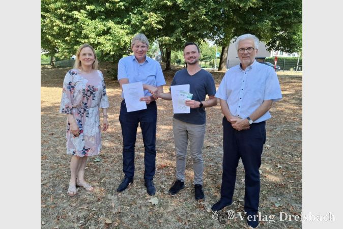 Foto: TIC
V.l.n.r.: Mirja Giesbert (TIC), Alexander Schwarz (TIC), Daniel Schneider (HBS) und Dr. Dietrich Heither (HBS) bei der Unterzeichnung der Kooperationsvereinbarung.