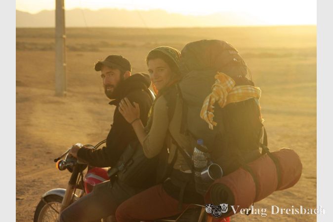 Foto: Patrick Allgaier
Mit geliehenen Motorrädern fuhren Gwendolin Weisser und Patrick Allgaier 2013 durch die iranische Wüste.
