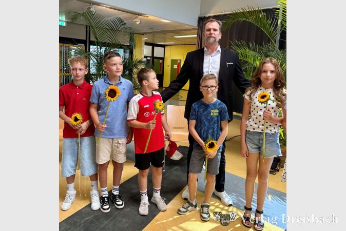 Foto: vdL
Direktor Dr. Christoph Richter mit Neuankömmlingen.
