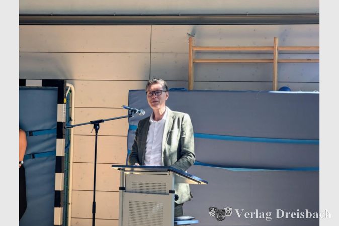 Foto: mpk
Staatssekretär Dr. Johannes Loheide erinnerte sich in seiner Rede auch an seinen eigenen ersten Schultag. Den Lehrerinnen und Lehrern sprach er seinen Dank für deren tolle Arbeit aus.
