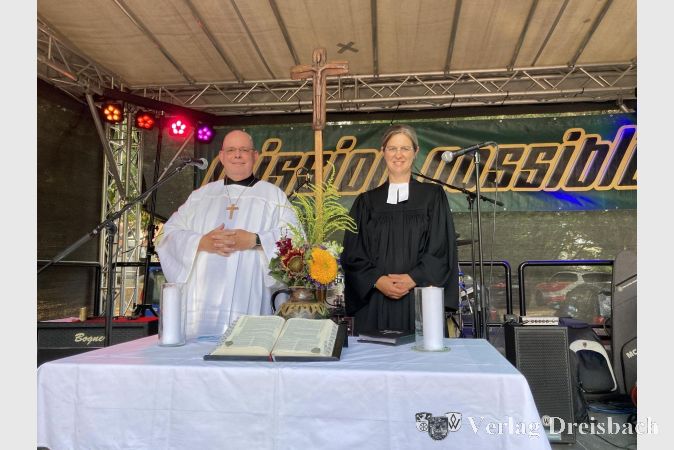 Foto: hl
Dr. Ulrich Göbel von St. Martinus Hattersheim (links) und die evangelische Pfarrerin Anne Möller bei der Ökumenischen Andacht zur Eröffnung des Fischerfestes.
