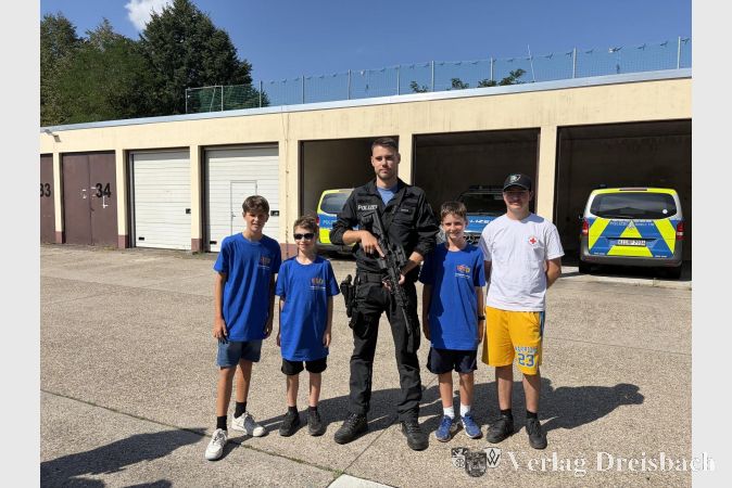 Foto: Gemeinde
Gemeinsamer Besuch bei der Polizei in Hofheim. Dort wurden den Jugendlichen unter anderem die Ausrüstung der Beamtinnen und Beamten ausführlich vorgestellt und erklärt.