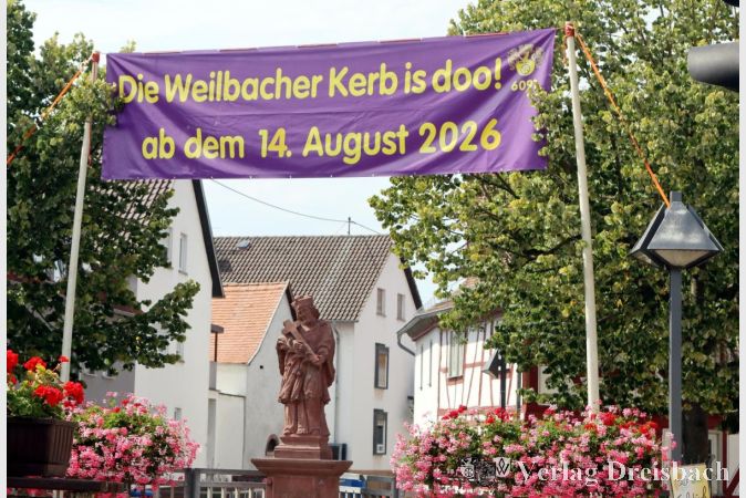 Foto: gus
Das Transparent des Vereins Kerbeborsch 6091 weist an der Weilbachbrücke an der Frankfurter Straße auf den bevorstehenden Höhepunkt der örtlichen Feiertradition hin.