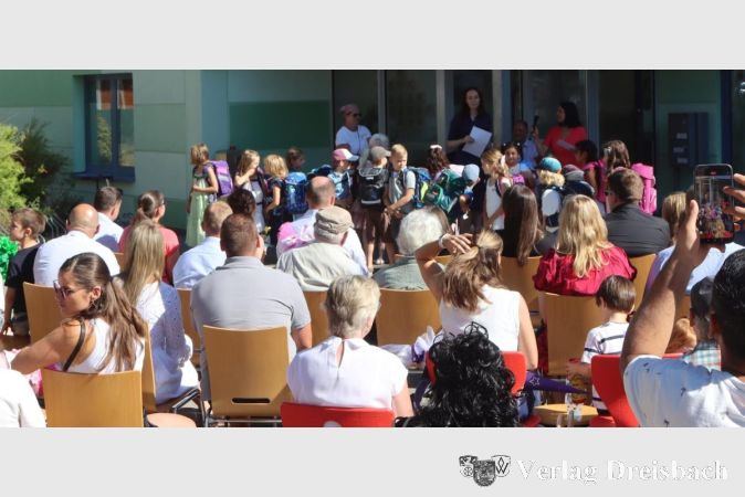 Foto: gus
Im nördlichen Teil Schulhofs der Grundschule am Weilbach waren die Stühle und einige Sitzgarnituren vor dem Verwaltungstrakt aufgebaut, davor versammelten sich die beiden Klassen vor dem ersten Gang in die Schulräume.