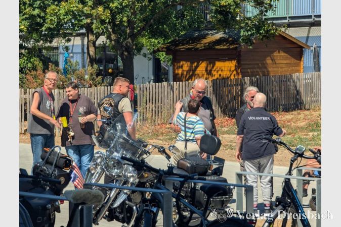 Foto: mpk
Herzliche Wiedersehensfreude: Einige Biker und Bewohner sind schon seit 2001 Teil dieses jährlichen Treffens.