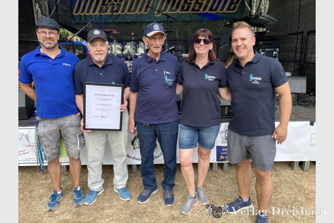 Foto: hl
Zu Beginn des Fischerfestes wurde Wilhelm Britsch zum Ehrenmitglied des Vereinsrings Eddersheim ernannt. Von links: Marco Ehresmann, Wilhelm Britsch, Dieter Freidhof, Christine Gesang und Tim Liebscher.