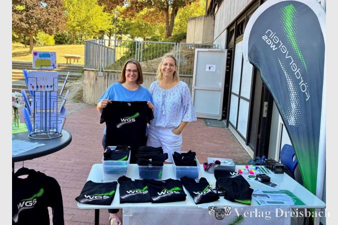 Foto: vdL
Der Stand des Fördervereins auf dem Schulhof hatte WGS-Merchandise-Artikel im Angebot und warb um neue Mitglieder.