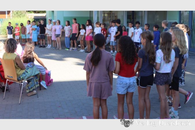 Foto: gus
Die Viertklässler begrüßten die Anfänger in der Schule am Weilbach mit dem Lied "Ene, Mene Mule, wir geh'n jetzt in die Schule".