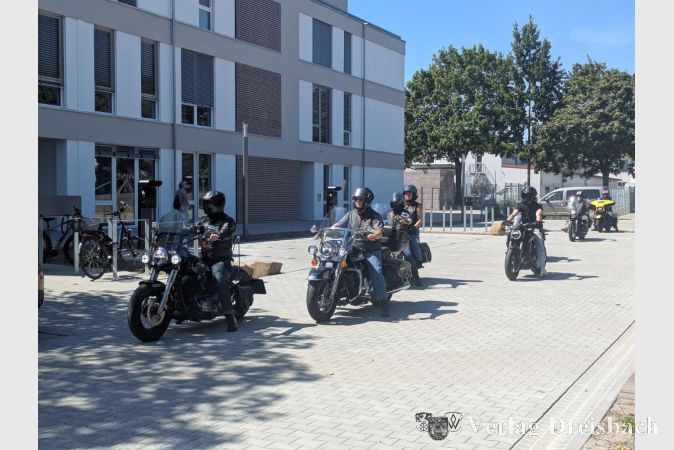 Foto: mpk
Es ist immer wieder ein imposanter Anblick, wenn 20 Harleys im Konvoi eintreffen.