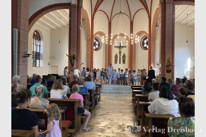 Foto: hl
Segnung der neuen Schüler und Schülerinnen beim gut besuchten Einschulungsgottesdienst in St. Vitus.