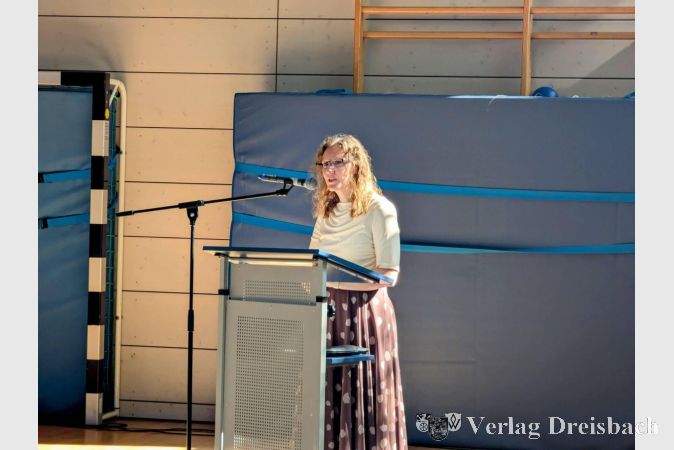 Foto: mpk
Schulleiterin Kerstin Knössl hieß die neuen ABC-Schützen und ihre Familien im Publikum herzlich willkommen.