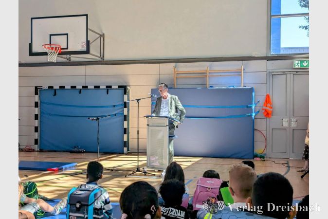 Foto: mpk
Staatssekretär Dr. Loheide zu Besuch bei der Einschulungsfeier an der Hattersheimer Regenbogenschule.