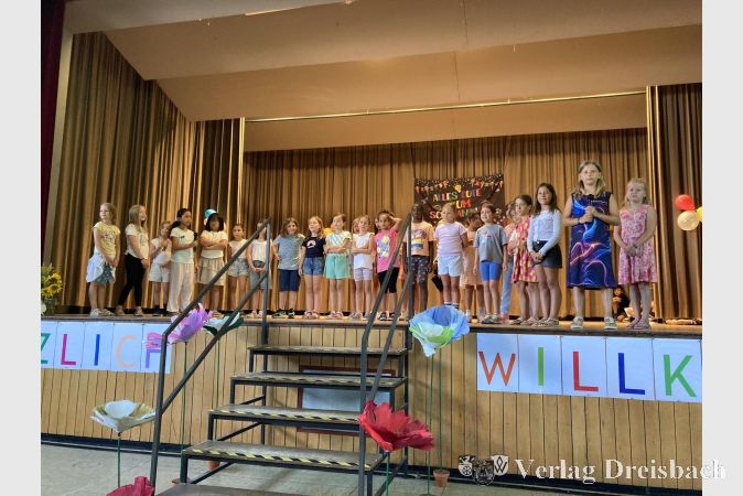 Foto: hl
Fröhliche Begrüßung durch den Singkreis der Lindenschule.