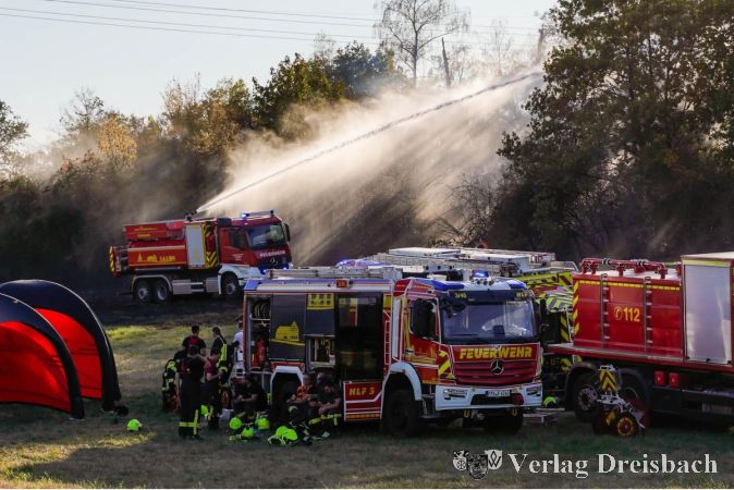 Foto: Feuerwehren Hattersheim
Großeinsatz beim Vegetationsbrand in Hattersheim.