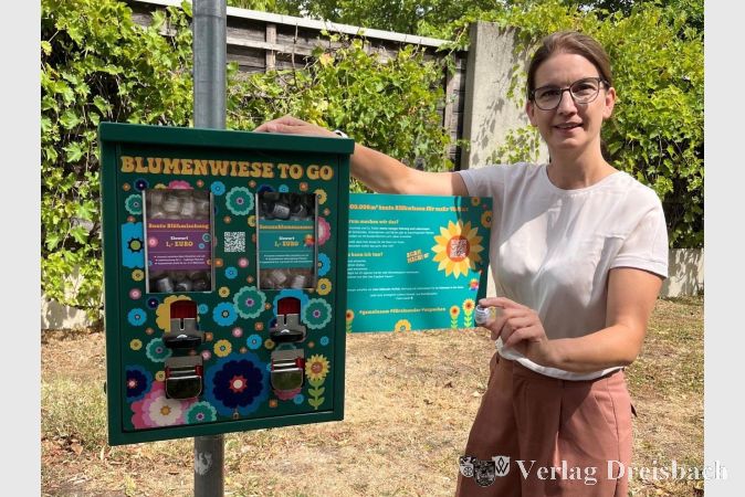 Foto: Stadt Hattersheim
Die Erste Stadträtin Heike Seibert präsentiert den neuen Blühautomaten neben dem Bücherschrank nahe des Stadtmuseums.