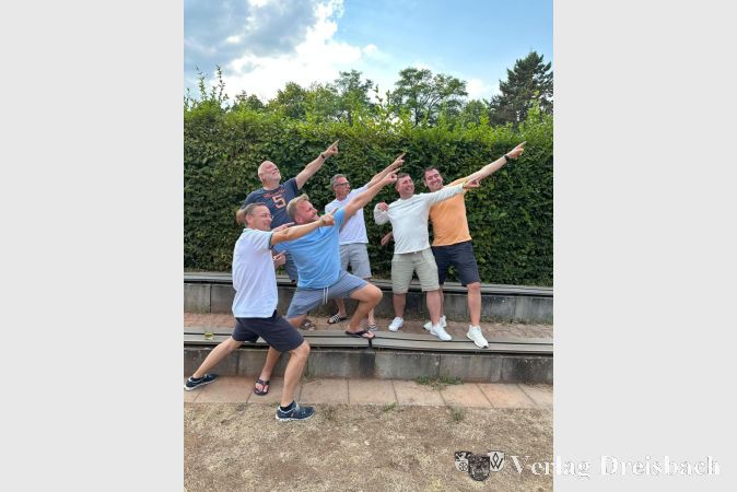 Foto: KTC
Die Zeichen zum Aufstieg setzen v.l.n.r. vorne: Thorsten Pollmeier, Bastian Steinbach und in der hinteren Reihe: Frank Bechstein, Tom Fischer, Nikolaj Kunz und Christian Schwarzer.