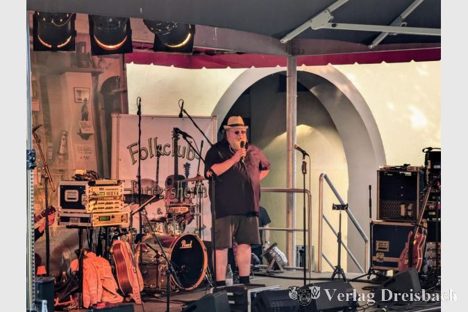 Foto: mpk
Rainer Faber, 2. Vorsitzender Folkclub Hattersheim e.V., präsentierte am Samstag nacheinander "Dhalia's Lane" und die "Matchbox Bluesband".