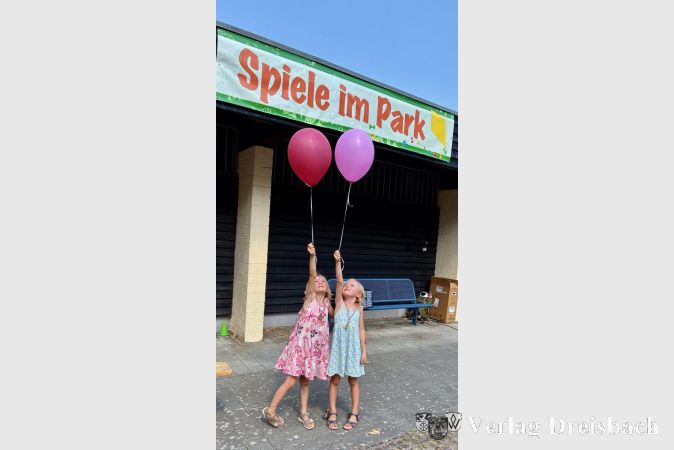 Foto: vdL
Die Zwillinge Carolina und Isabella mit Ballons.