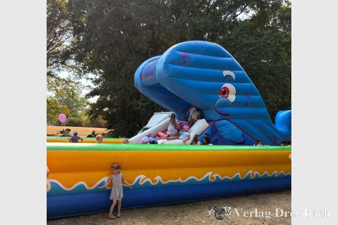 Foto: vdL
Riesenhüpfburg beim Spiele im Park-Auftakt 2026.