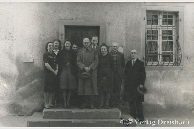Foto: Heimatmuseum Kriftel
Gemeindeverwaltung mit Bürgermeister Georg Jost (Mitte), 1946.