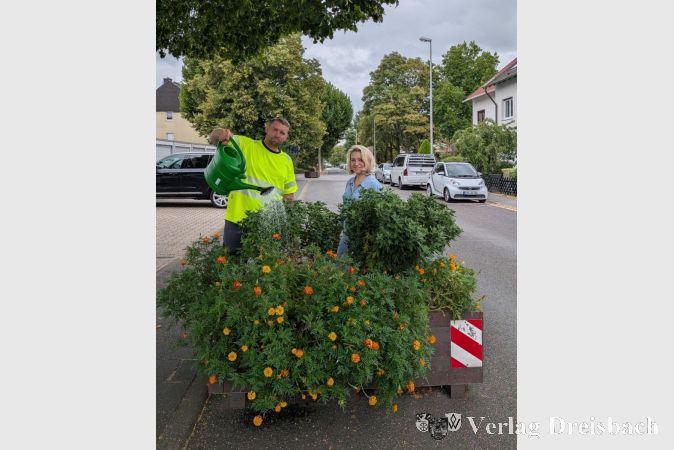 Foto: Gemeinde
...und wenige Meter weiter stehen Marta Knittel, Fachbereich Bauen und Umwelt, und Timo Walther vom Bauhofteam an einem Pflanzkübel, der regelmäßig von einem Paten betreut wird.