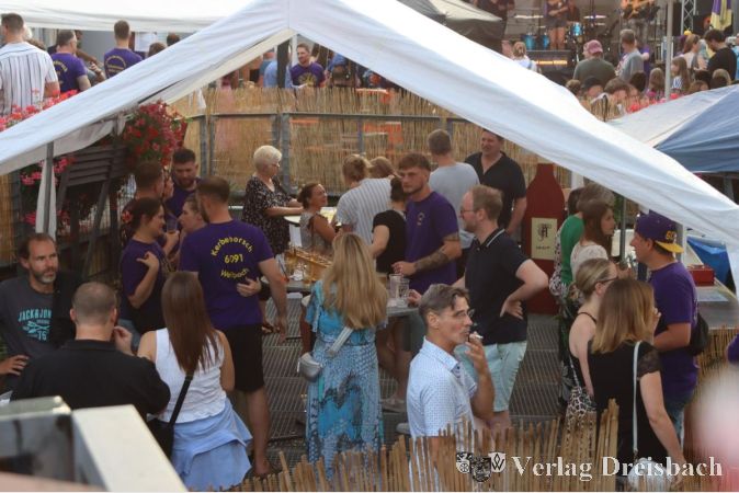 Foto: gus
Die Cocktail-Lounge über dem Weilbach-Bett ist nur am Freitag- und Samstagabend geöffnet, an den anderen Tagen eine kleine Chillout-Area der Aktiven.