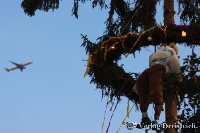 Foto: gus
Die Kerbepuppe saß etwas unbequem auf ihrem Hochsitz. Gefahr durch die Flieger über Weilbach bestand da oben hingegen zu keiner Zeit.